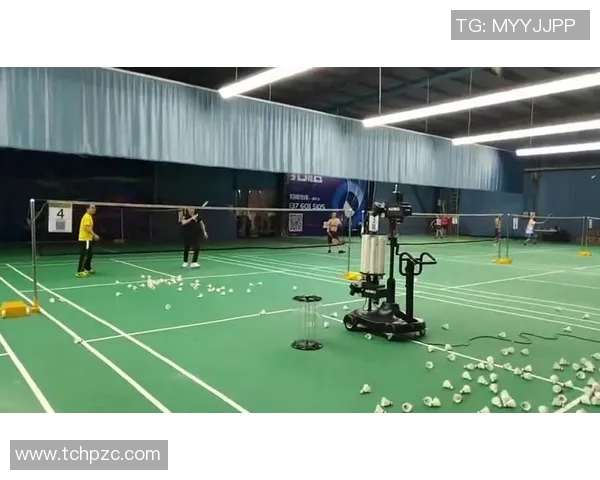 智能羽毛球发球机助力训练提升技巧与竞技水平的完美选择